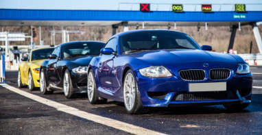 Luxuslimousine und Sportwagen auf der Straße – Autoexport aus Lampertheim Luxuslimousine und Sportwagen auf der Straße – Autoexport aus Lampertheim